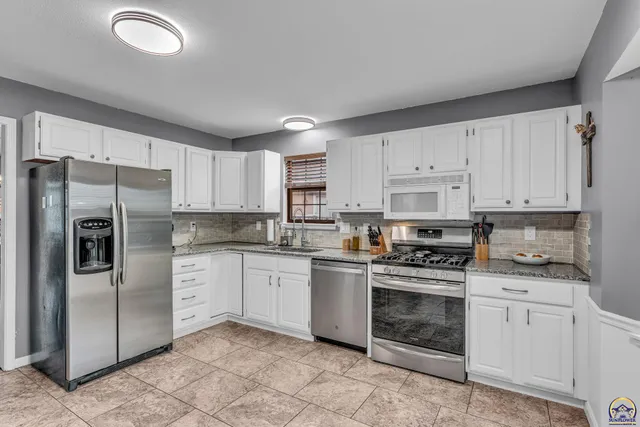 $299,900 | 3764 Southwest Deer Trail Drive, Topeka, KS 66610