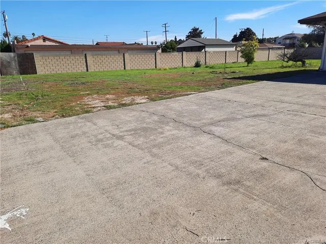 a view of yard in front of house