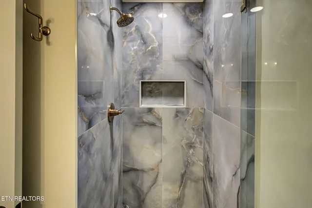 $697,000 | 309 Chuniloti Circle, Loudon, TN 37774