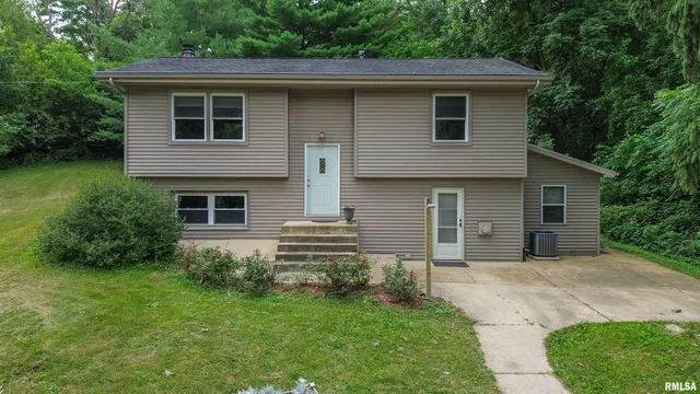 $349,900 | 18196-18200 River Road, Danvers, IL 61732