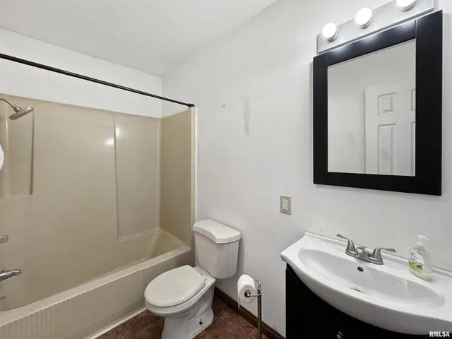 $349,900 | 18196-18200 River Road, Danvers, IL 61732