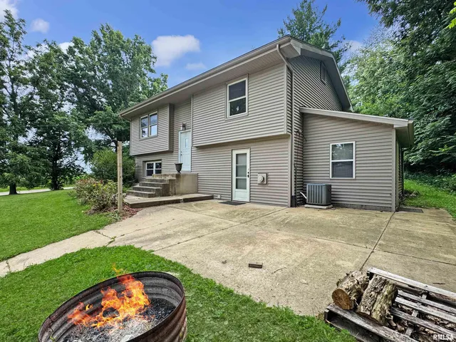 $349,900 | 18196-18200 River Road, Danvers, IL 61732