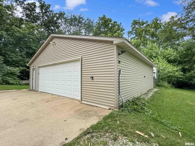 $349,900 | 18196-18200 River Road, Danvers, IL 61732