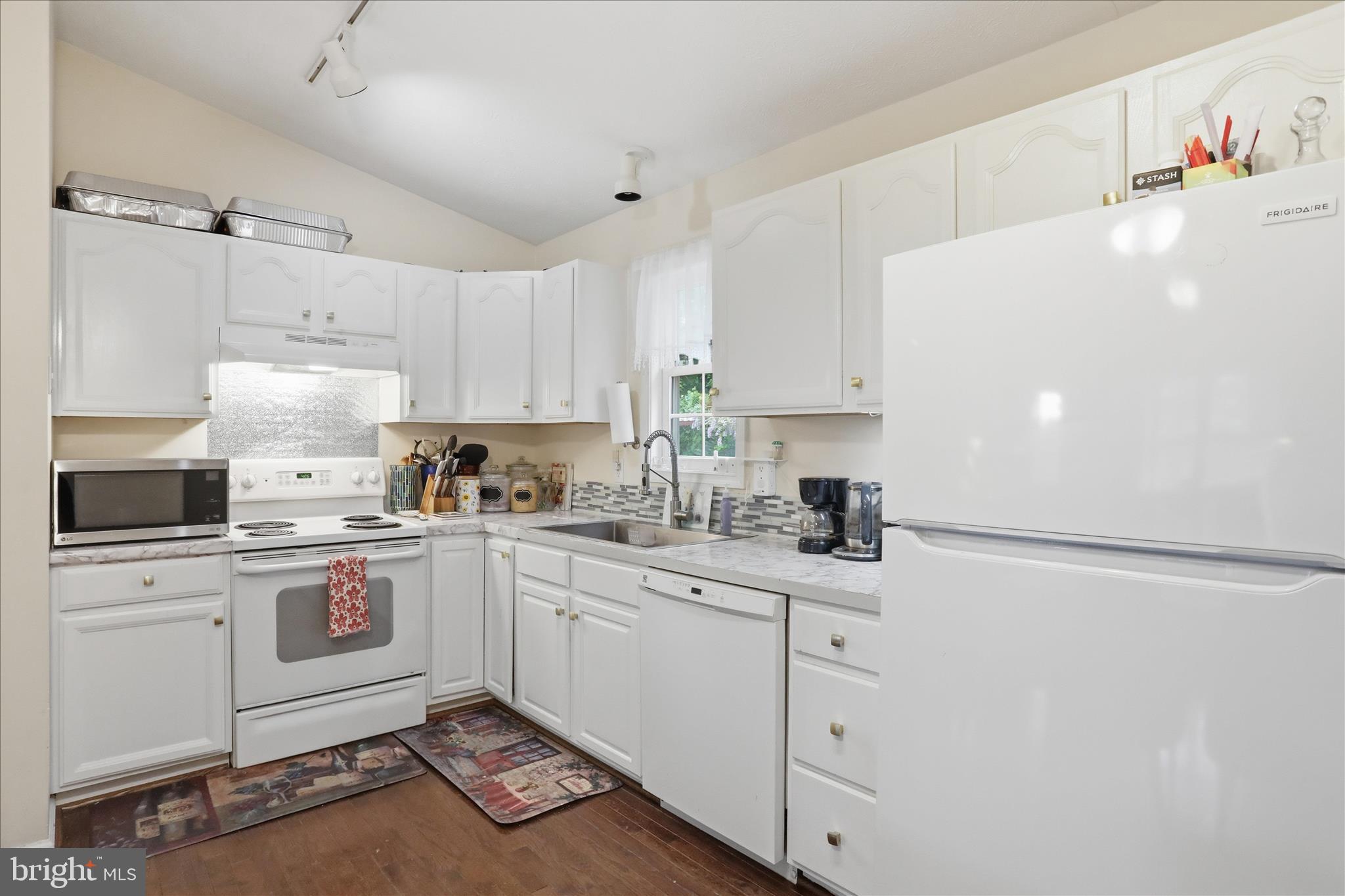 126 Cliffside Road Linden, VA 22642 - Photo 6 of 49 Open Kitchen Design with Adjoining Dining Area