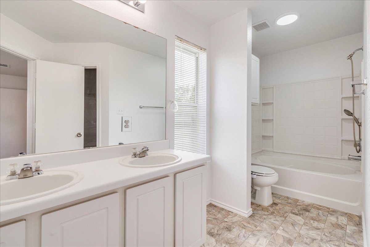 618 Lavaca Loop Elgin, TX 78621 - Photo 15 of 30 Full bath featuring double vanity and shower / bath combination