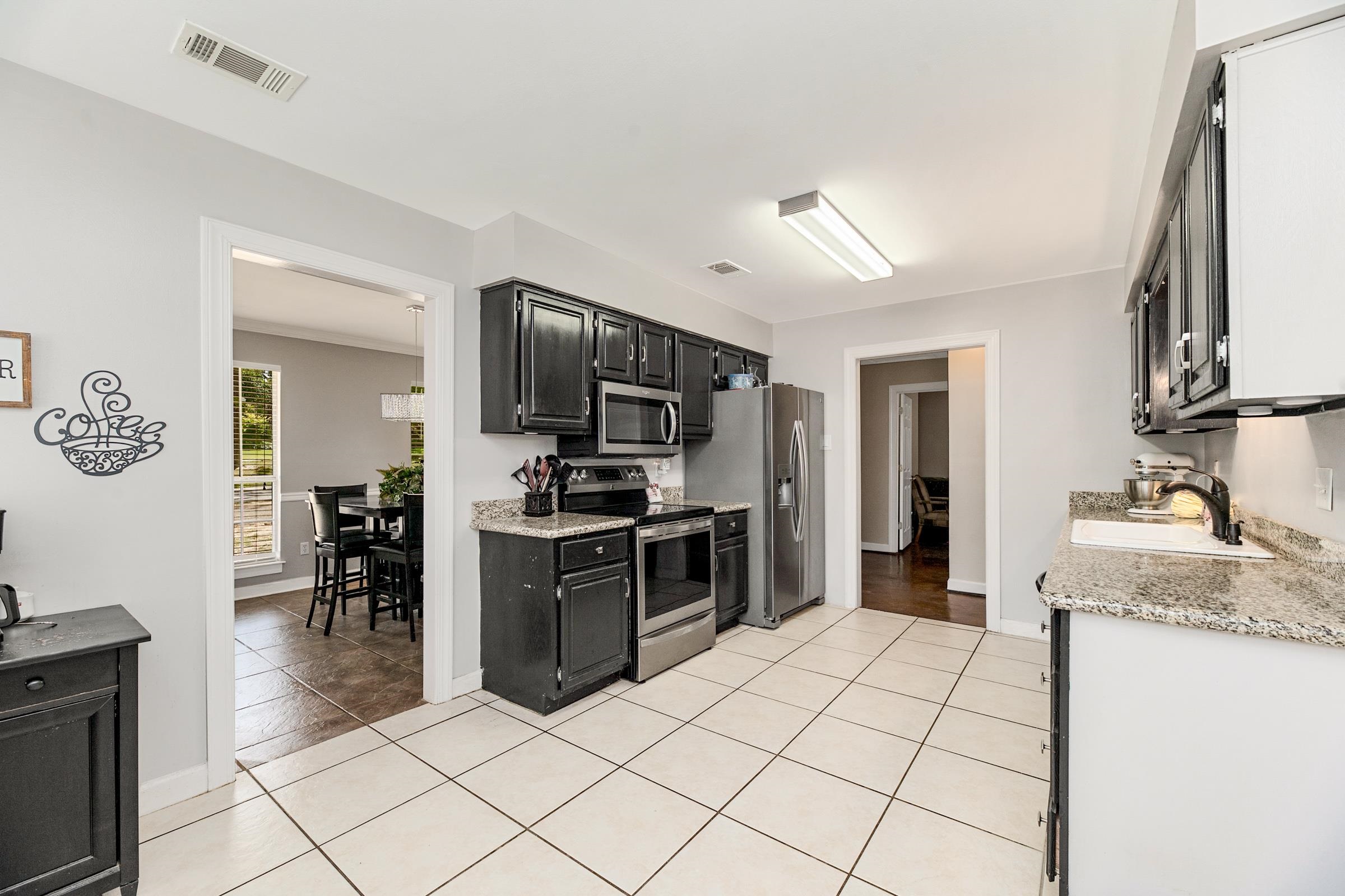 181 Ridgewood Drive Daphne, AL 36526 - Photo 8 of 22 Kitchen