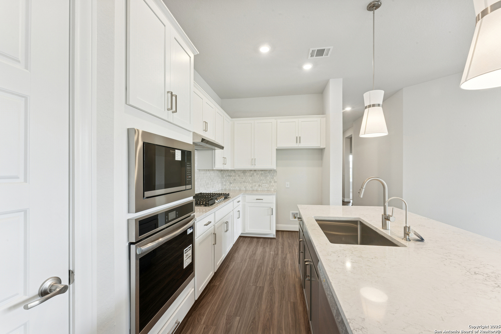 8219 Wellstone Schertz, TX 78154 - Photo 7 of 42