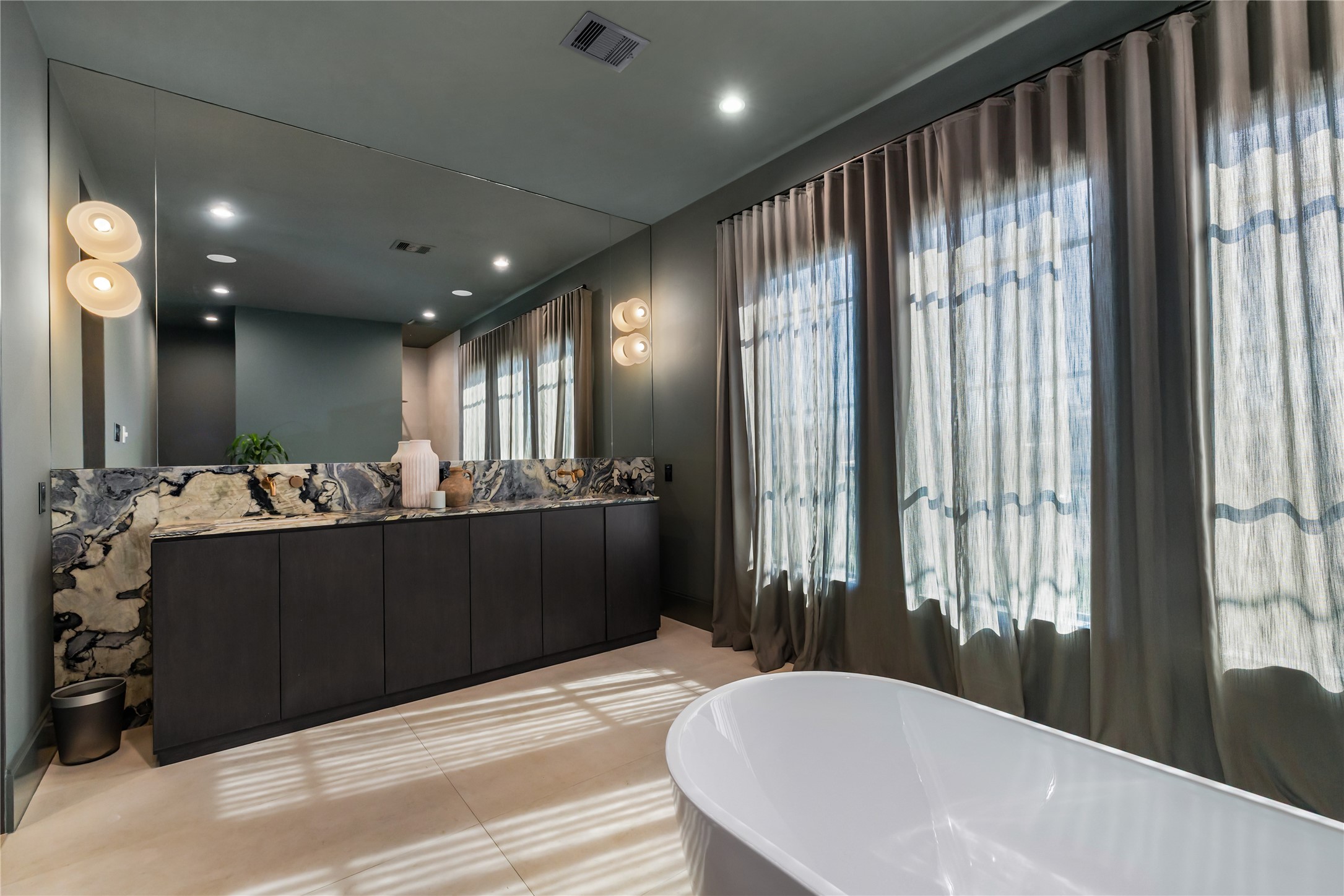 419 West 30th Street Houston, TX 77018 - Photo 24 of 45 a bathroom with a bathtub a sink and a mirror