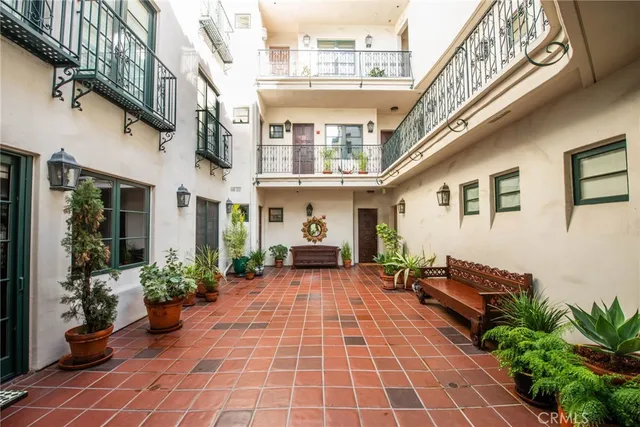 a view of an entryway with patio