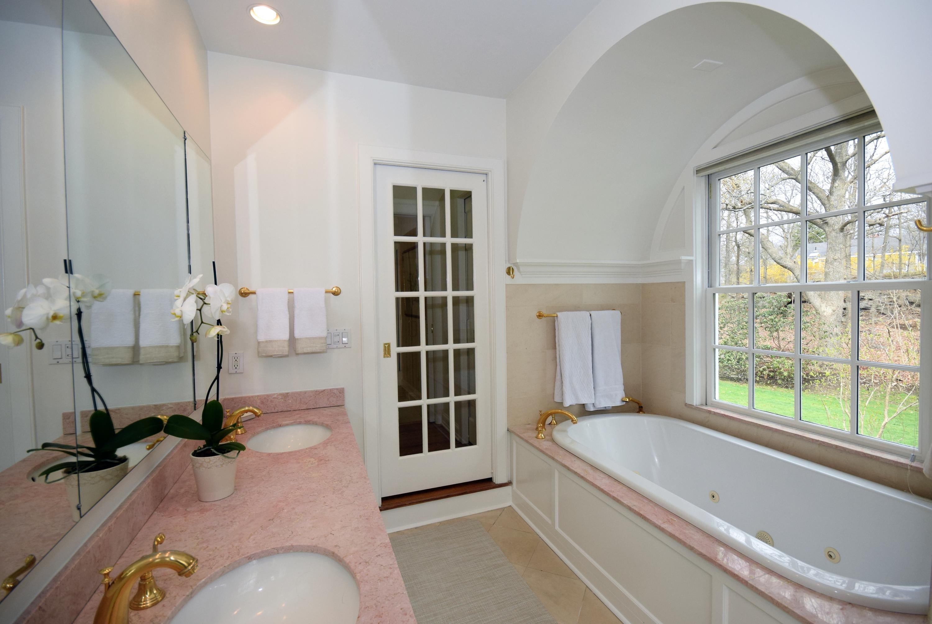 43 Cedar Gate Road Darien, CT 06820 - Photo 20 of 25 a bathroom with a tub sink and mirror