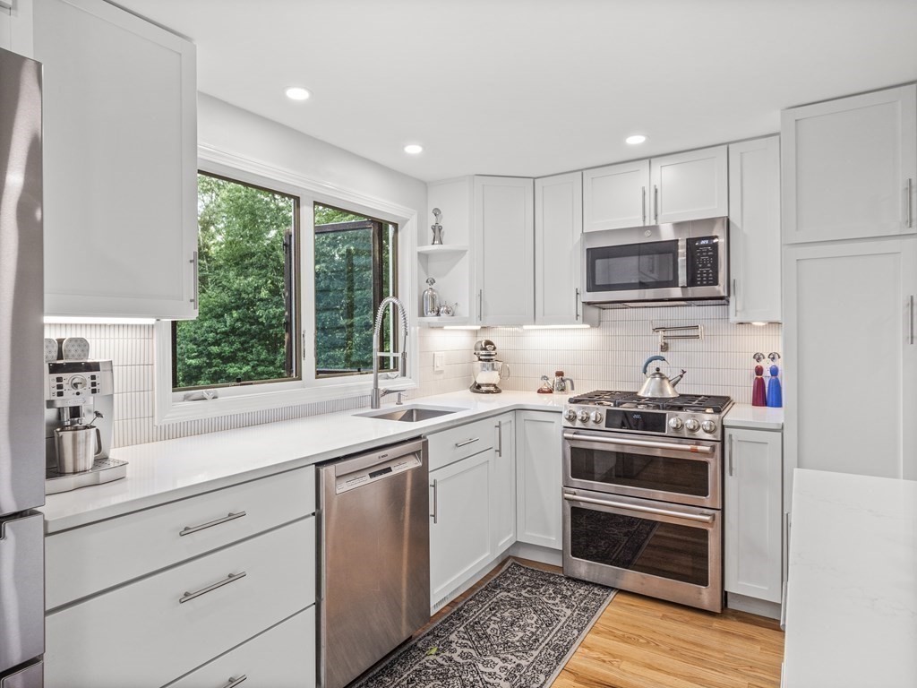 33 Amble Road Chelmsford, MA 01824 - Photo 4 of 42