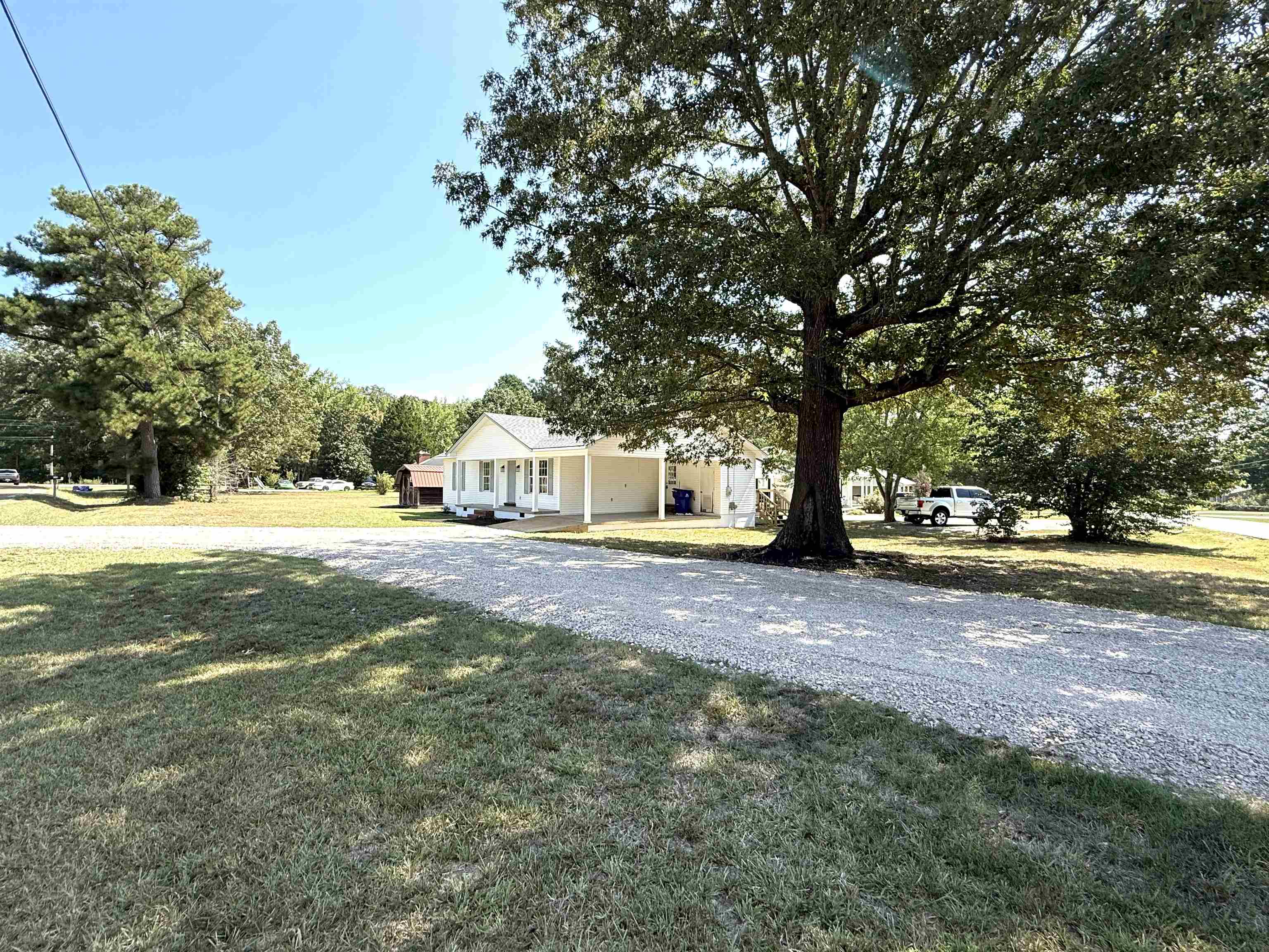 1250 Clifton Road Savannah, TN 38372 - Photo 2 of 33 View of front of house with driveway and a front lawn