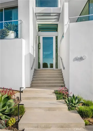 a view of a entrance of the house