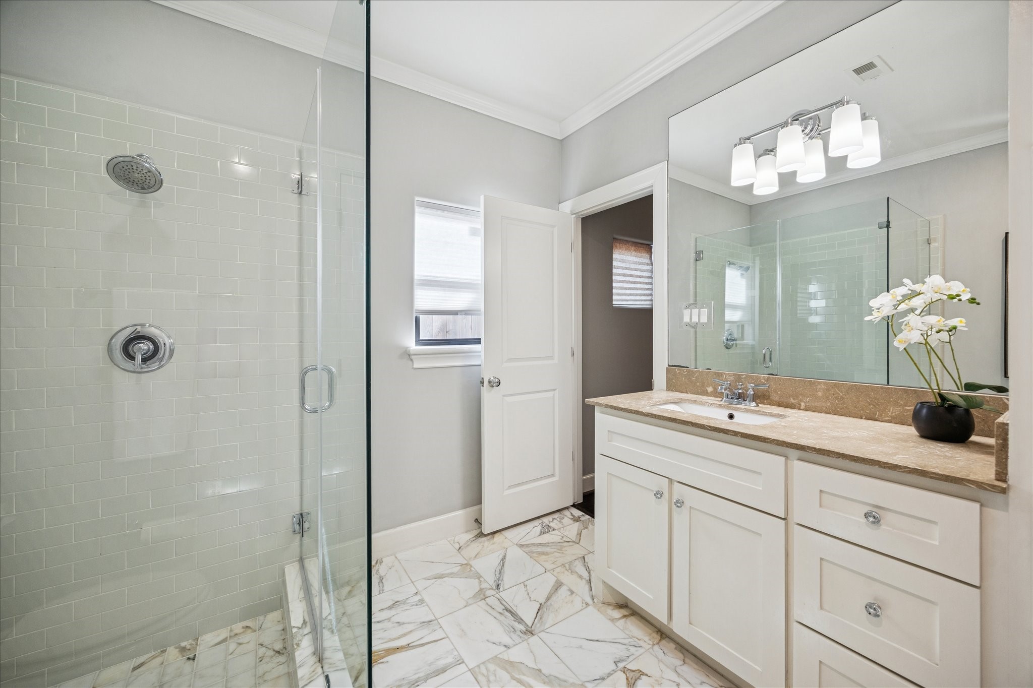 615 West Bell Street Houston, TX 77019 - Photo 20 of 26 First Floor in suite Bathroom