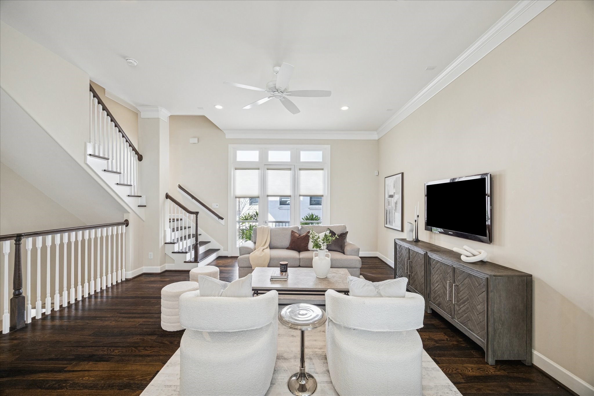 615 West Bell Street Houston, TX 77019 - Photo 4 of 26 Lots of Light Fills the second floor