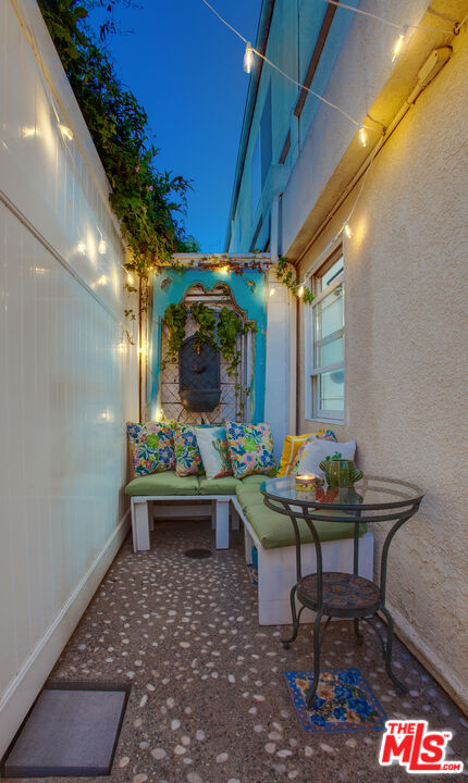 2912 11th Street, Unit 4 Santa Monica, CA 90405 - Photo 15 of 39 a table and chairs in a patio