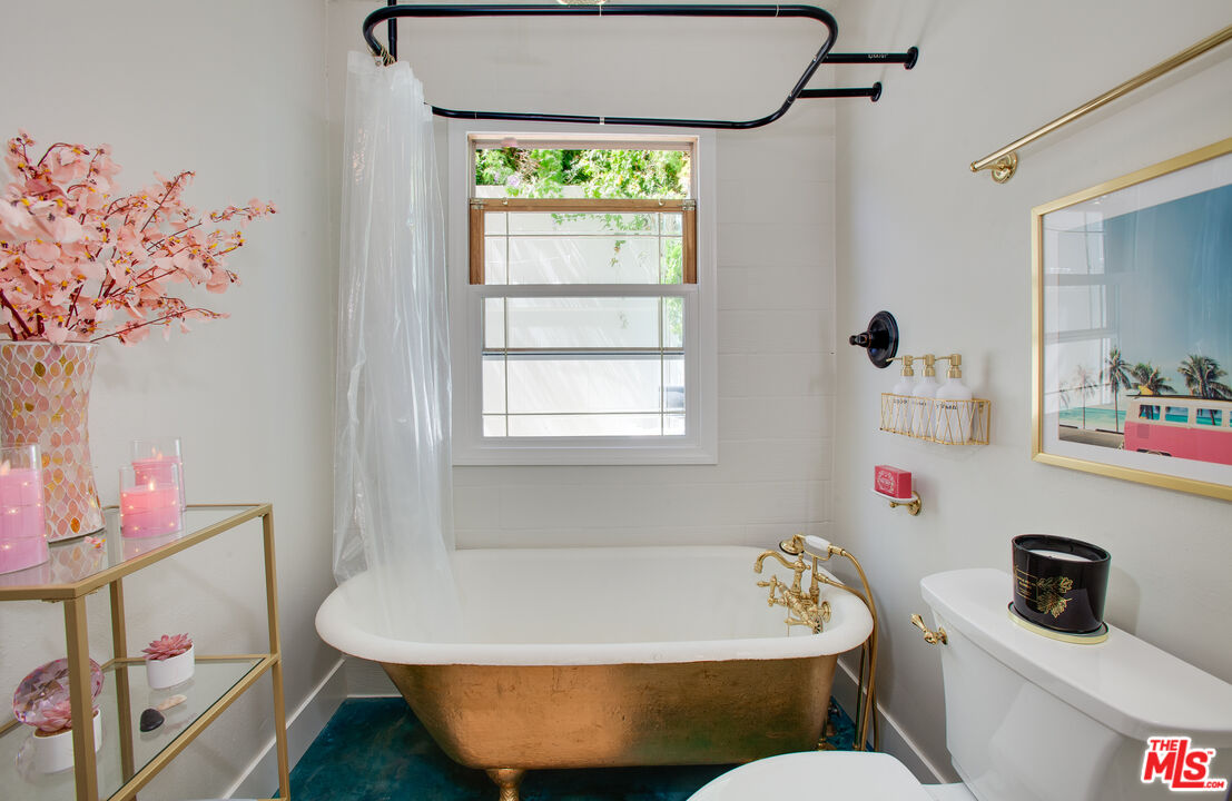 2912 11th Street, Unit 4 Santa Monica, CA 90405 - Photo 19 of 39 a bathroom with a sink and a bathtub