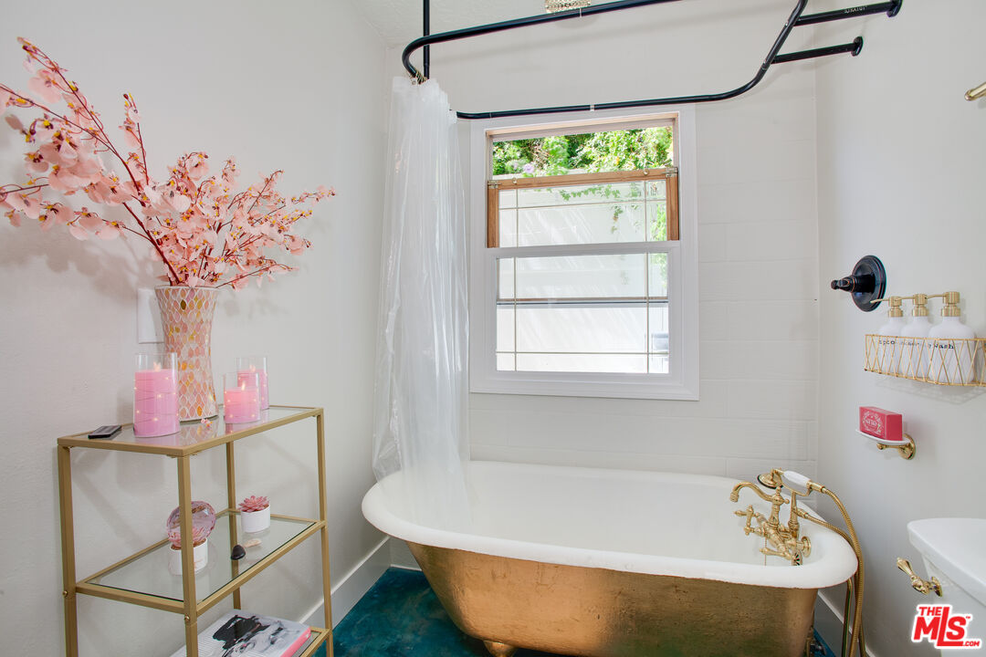 2912 11th Street, Unit 4 Santa Monica, CA 90405 - Photo 20 of 39 a bath tub sitting next to a window