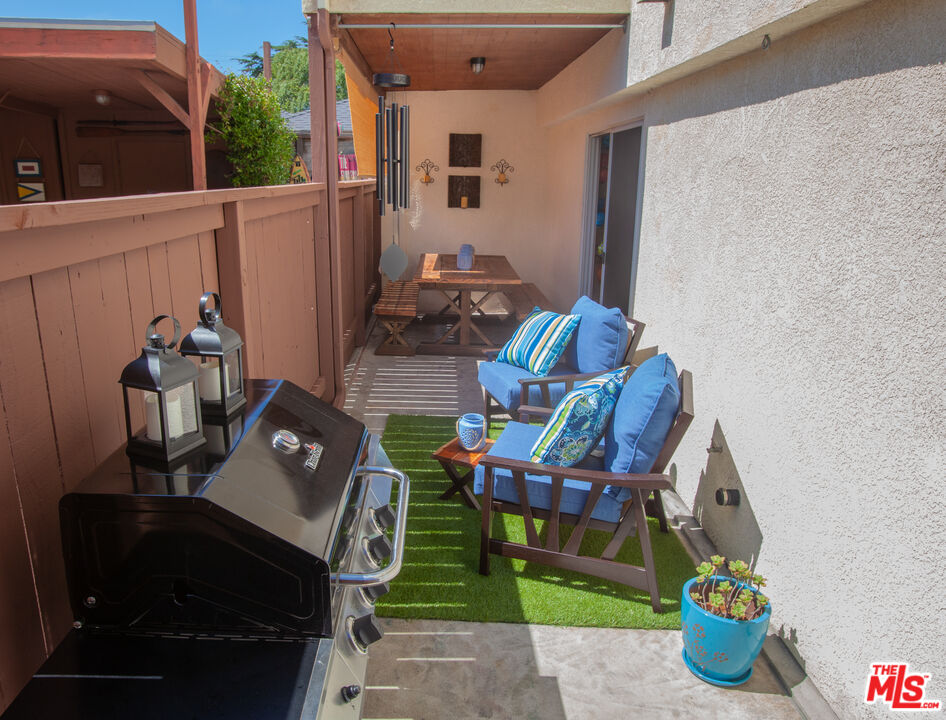 2912 11th Street, Unit 4 Santa Monica, CA 90405 - Photo 22 of 39 a room with musical instruments