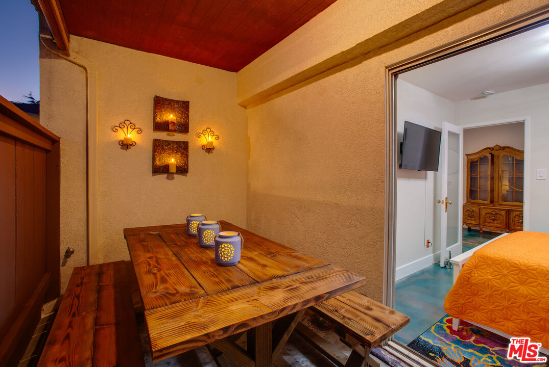 2912 11th Street, Unit 4 Santa Monica, CA 90405 - Photo 28 of 39 a bedroom with a table and chairs