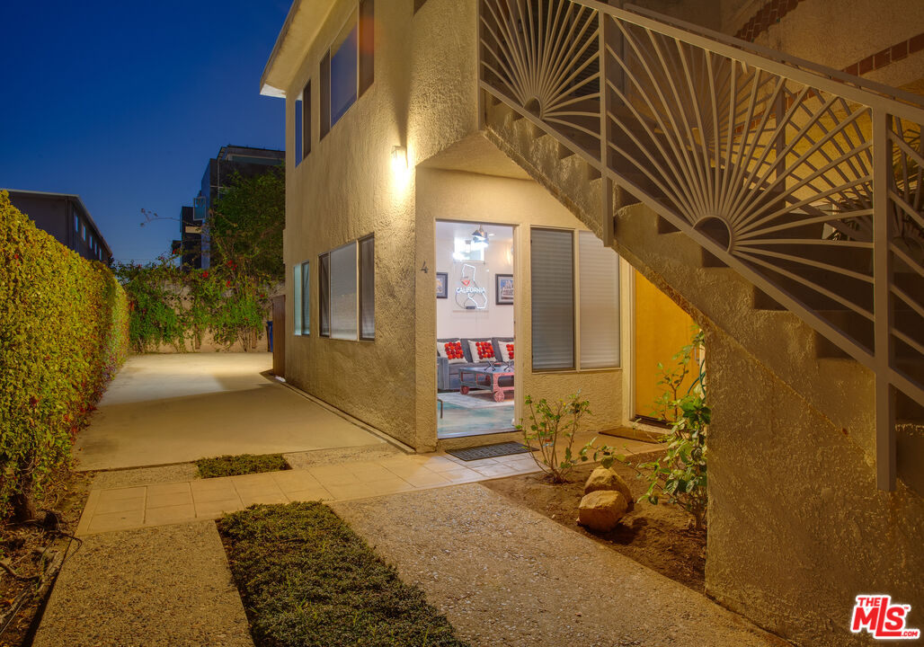 2912 11th Street, Unit 4 Santa Monica, CA 90405 - Photo 29 of 39 a view of entryway with a couch