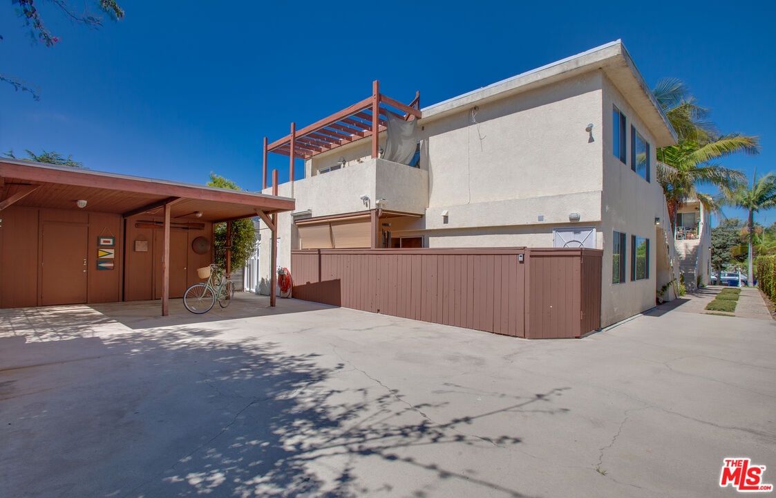 2912 11th Street, Unit 4 Santa Monica, CA 90405 - Photo 30 of 39 a view of a house with a outdoor space