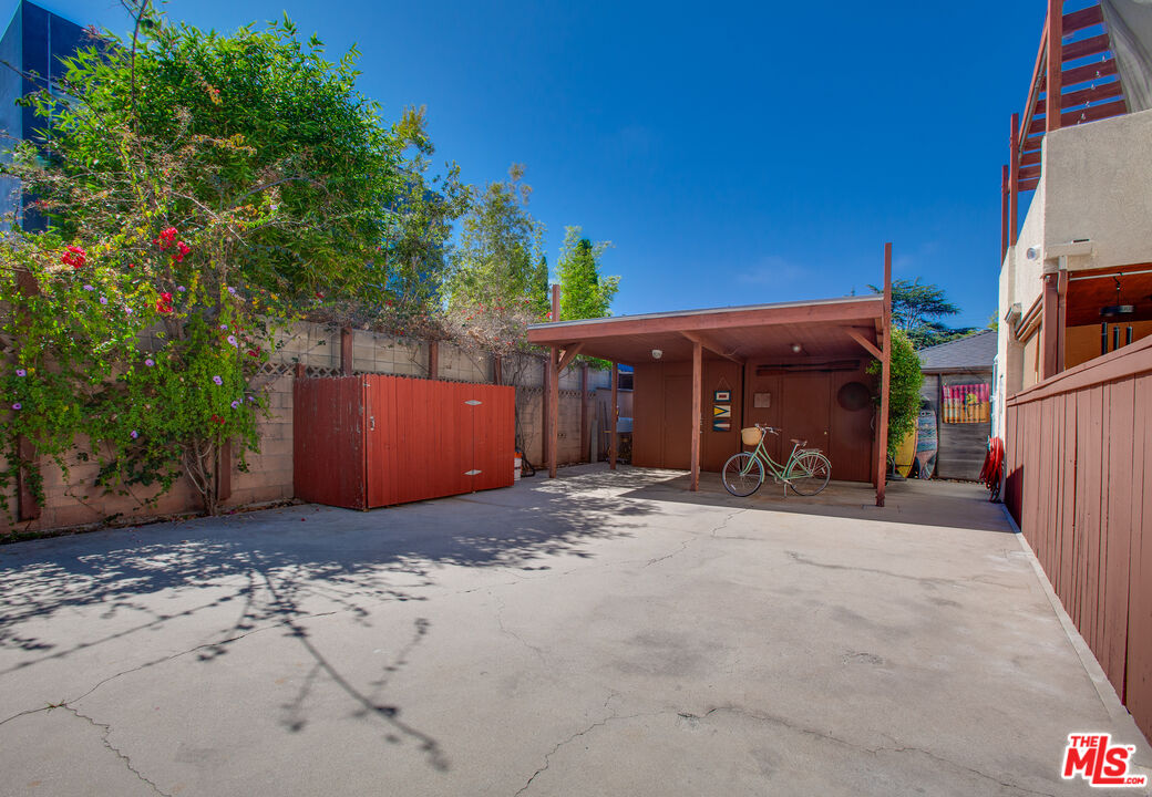 2912 11th Street, Unit 4 Santa Monica, CA 90405 - Photo 31 of 39 a view of a house with a outdoor space