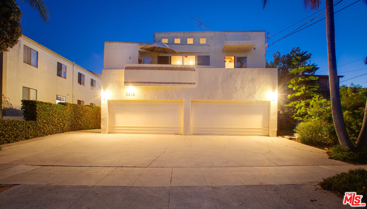2912 11th Street, Unit 4 Santa Monica, CA 90405 - Photo 33 of 39 a front view of a building