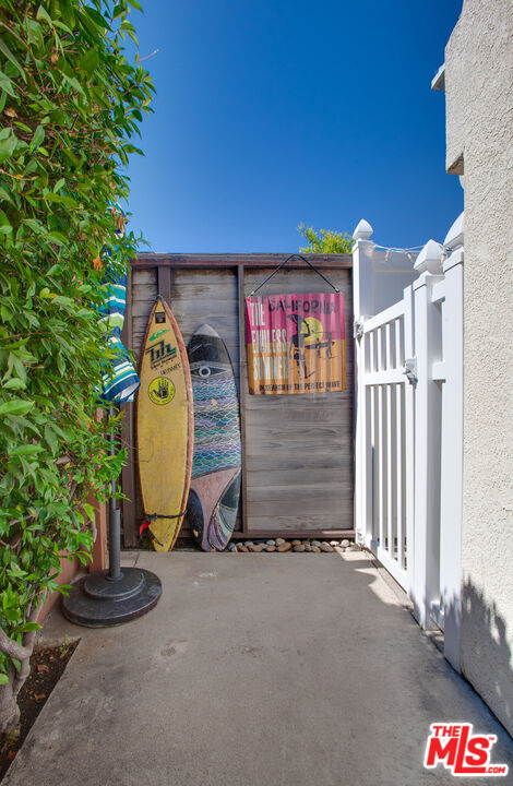 2912 11th Street, Unit 4 Santa Monica, CA 90405 - Photo 36 of 39 a front view of a house with entryway