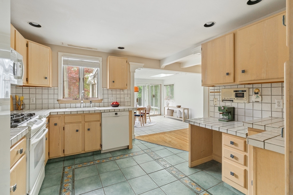 29 Patricia Road Sudbury, MA 01776 - Photo 2 of 21