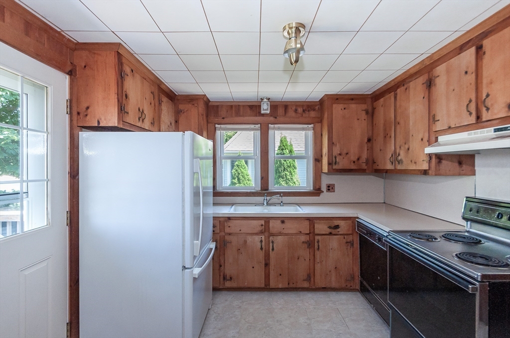 27 Over Jordan Road Wareham, MA 02571 - Photo 21 of 28 a kitchen with a stove a sink and a refrigerator