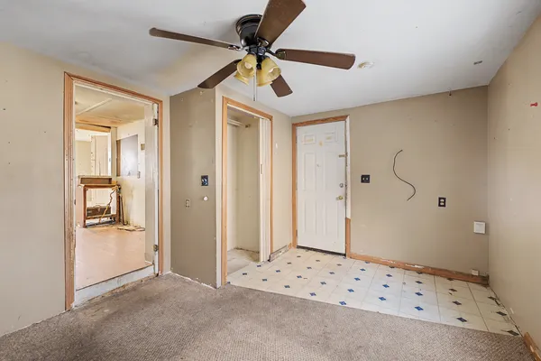 a view of entryway with chandelier fan