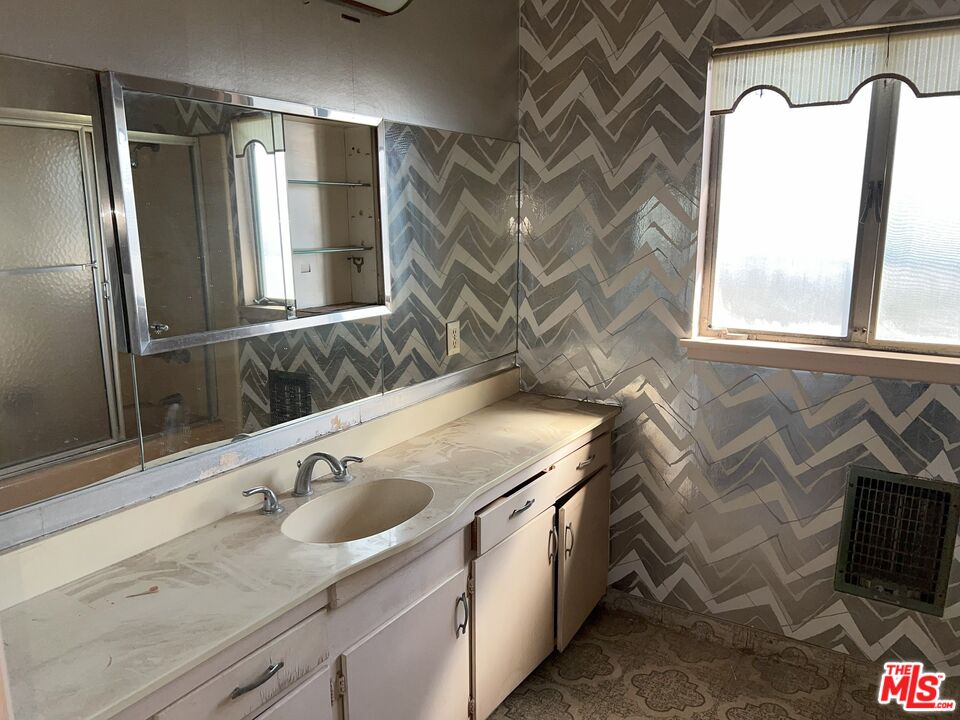 3632 Amesbury Road Los Angeles, CA 90027 - Photo 5 of 12