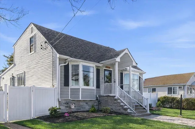 $799,000 | 815 South 4th Street, Lindenhurst, NY 11757