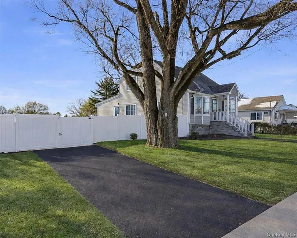 $799,000 | 815 South 4th Street, Lindenhurst, NY 11757