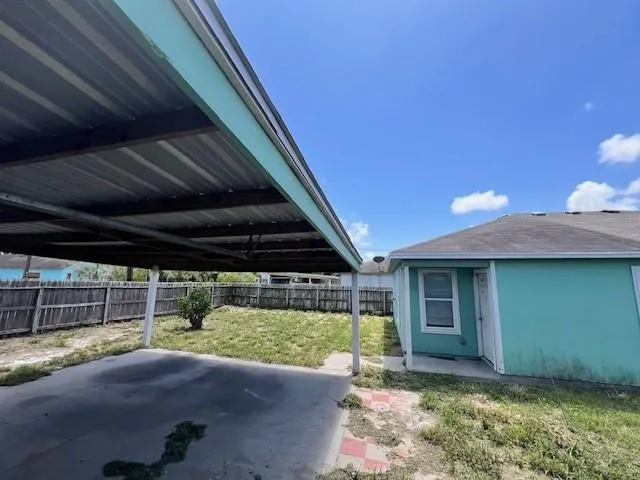 a view of a backyard