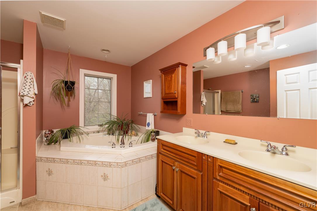 1241 Roundhouse Road Quakertown, PA 18951 - Photo 8 of 44 Mater Bath