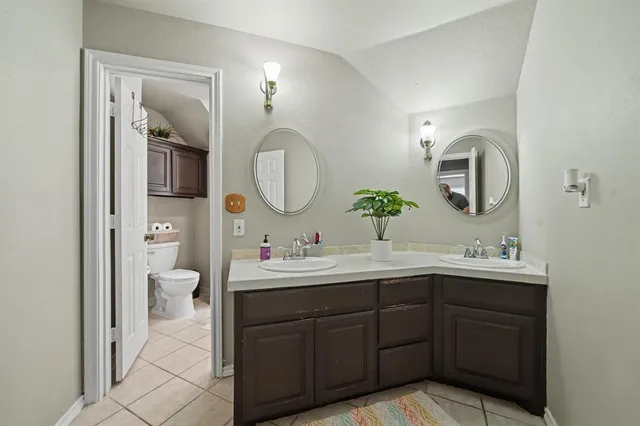 a en suite bathroom with a toilet sink and mirror