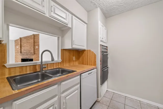 a close view of sink and tap