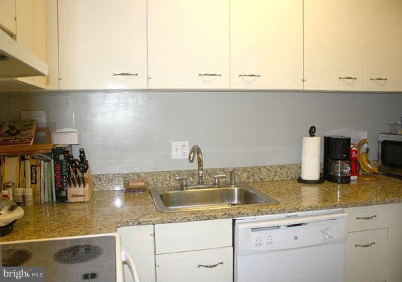 1800 R Street Northwest, Unit 604 Washington, DC 20009 - Photo 7 of 21 Kitchen