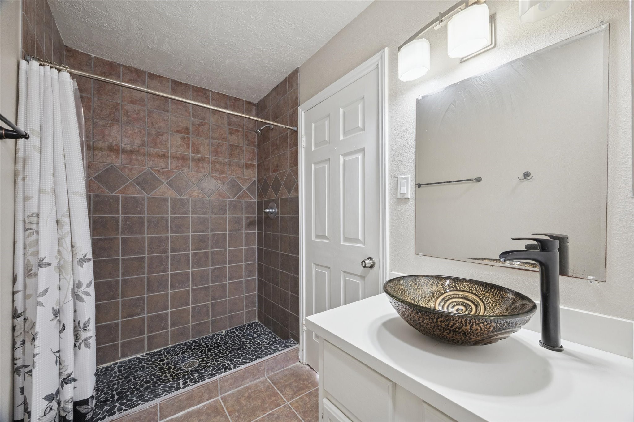 11811 Algonquin Drive Houston, TX 77089 - Photo 9 of 11 a bathroom with a shower