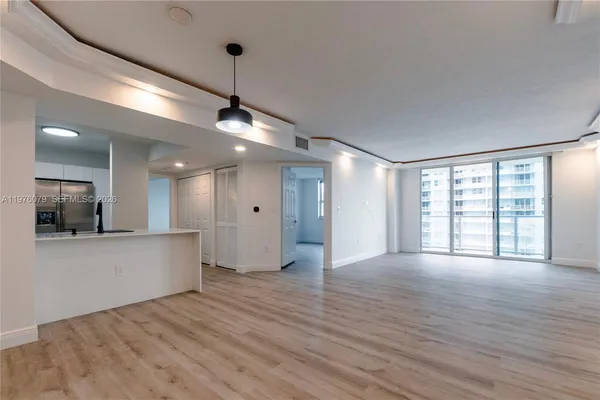 $5,800 | 1155 Brickell Bay Drive, Unit 2204, Miami, FL 33131