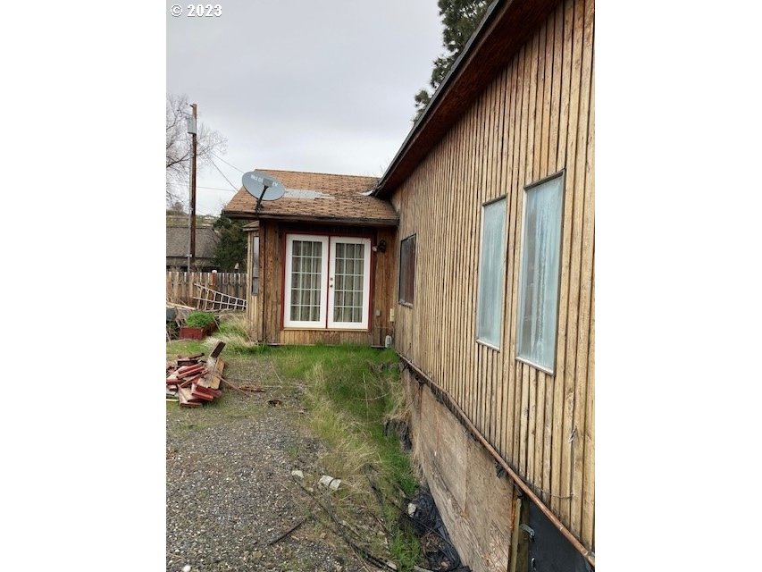 3201 Northeast Riverside Avenue Pendleton, OR 97801 - Photo 38 of 48 a view of a porch with a backyard