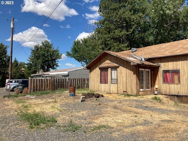 3201 Northeast Riverside Avenue Pendleton, OR 97801 - Photo 39 of 48 a front view of a house with a yard
