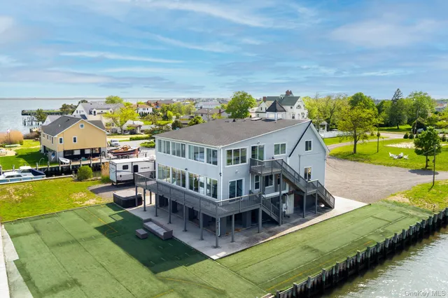 $1,949,999 | 200 Clocks Boulevard, Massapequa, NY 11758