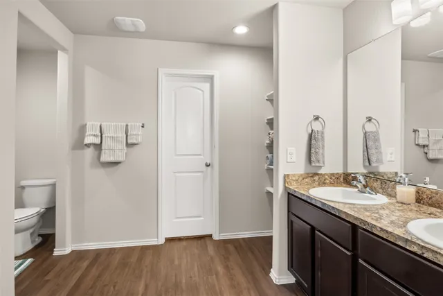 a view of a house with backyard and garden