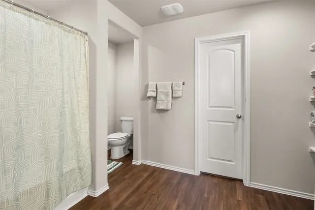 a view of a house with backyard and garden