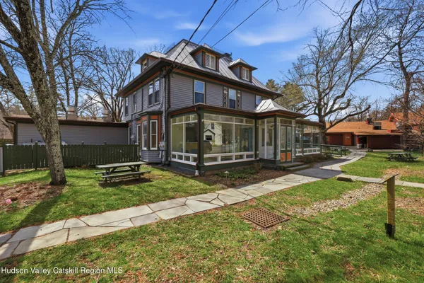 $1,350 | 297 Tinker Street, Unit CB, Woodstock, NY 12498