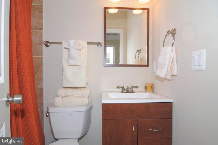 513 Rittenhouse Street Northwest Washington, DC 20011 - Photo 4 of 15 Bath #2