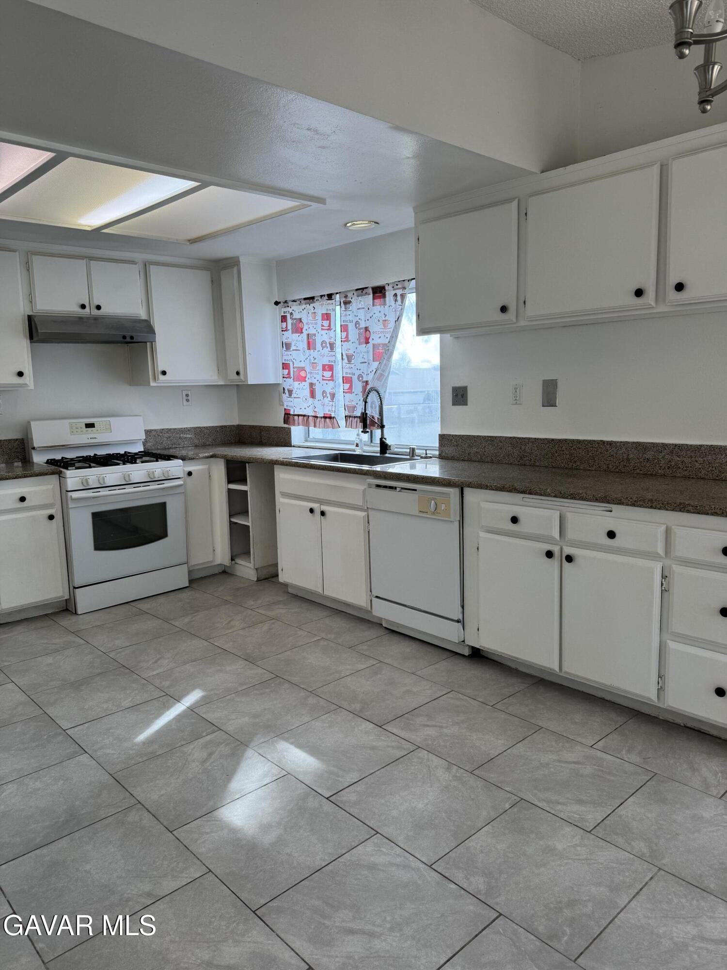 39457 Frontier Circus Street Palmdale, CA 93591 - Photo 19 of 37 IMG_6378